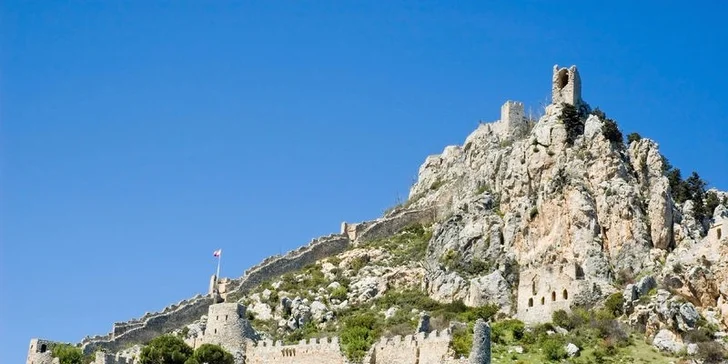 Hrad sv. Hilariona je ukrytý v pohoří nad městem Girne.
