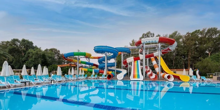 Najdete tu i vodní park s atrakcemi.