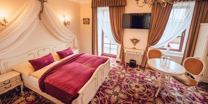  Pokoje se dělí na kategorie Economy, Standard a Deluxe.