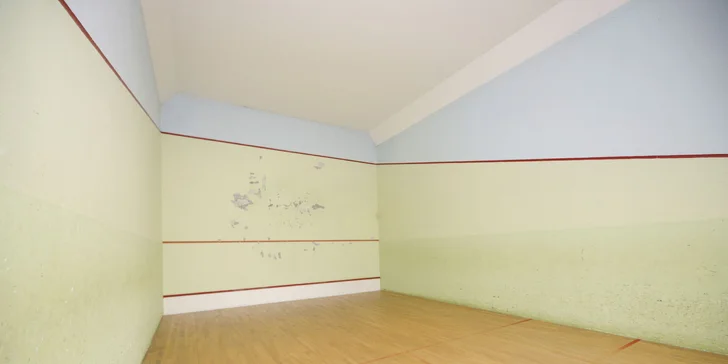 U hotelu najdete squashový kurt.