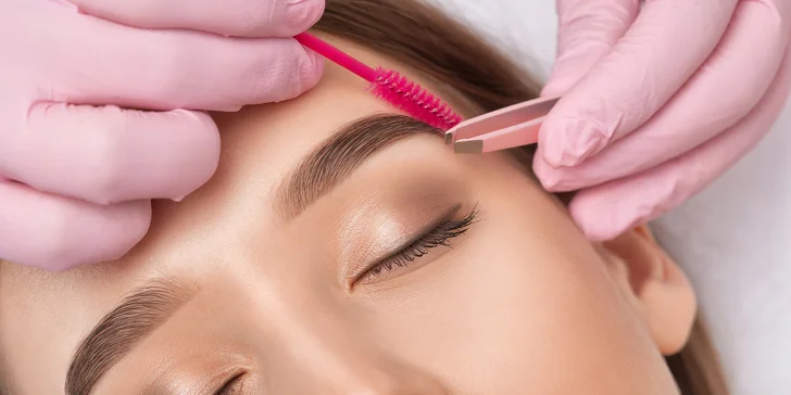 Úprava obočí i celkové líčení: barvení obočí barvou nebo hennou a nude make-up