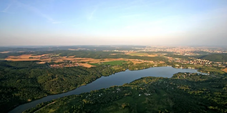 Pohled na malebnou Brněnskou přehradu je dechberoucí.