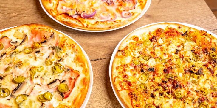 Na výběr je šunková, tvarůžková, žampionová, margherita, signature pizza s jalapeños a gorgonzolou a další druhy.