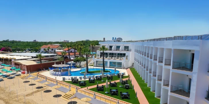 Tím největším klenotem je však soukromá písečná pláž v malebné zátoce přímo u hotelu, budete to na ní mít doslova pár kroků.