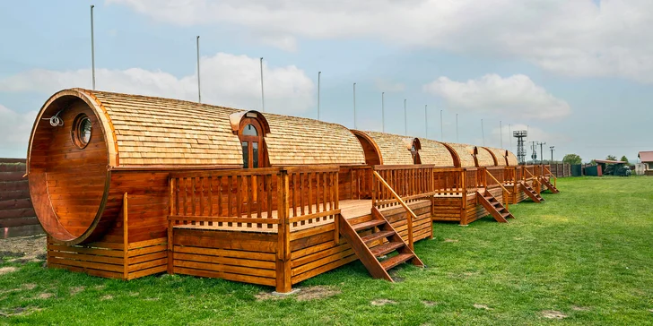 Ak máte chuť na niečo netradičné, zvoľte ubytovanie v štýlovom sudovom apartmáne alebo priamo v sude zo smrekového dreva, prípadne v luxusnej maringotke.