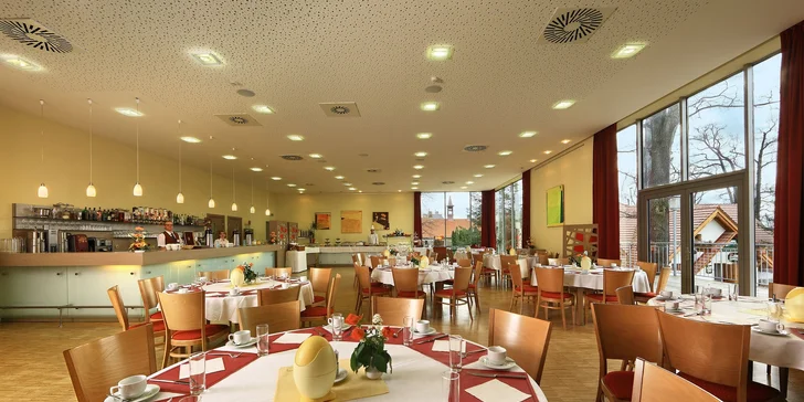 Snídaně nebo polopenzi si vychutnáte v hotelové restauraci Park.