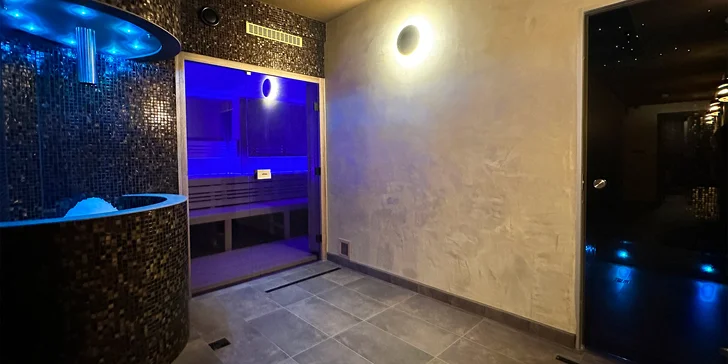 Jedna varianta zahrnuje 90minutový vstup do wellness se saunovým světem a relaxační místností. 