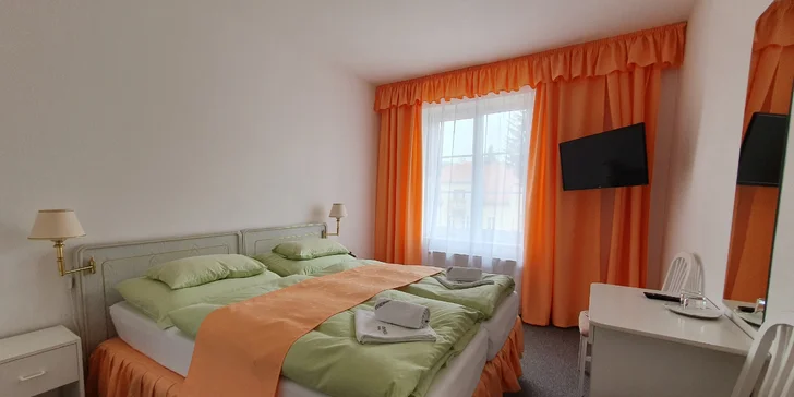 Ubytujete se v útulném dvoulůžkovém pokoji s televizí a připojením k Wi-Fi.