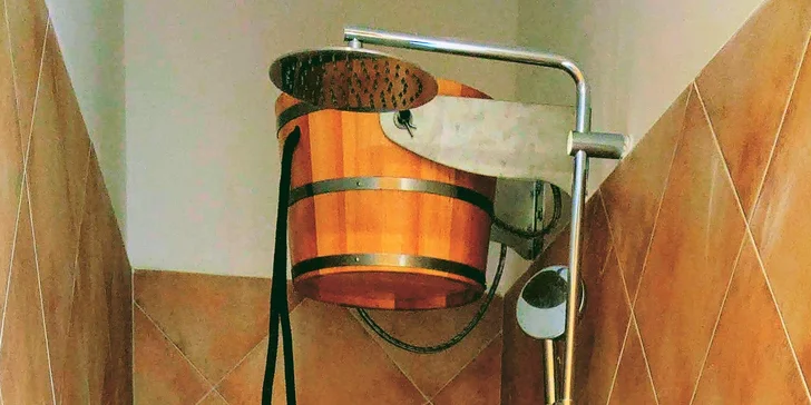 Po saunování se osvěžíte pod vědrem. 