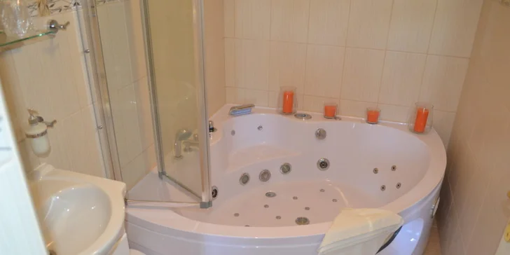 Tahle parádní vířivka je součástí wellness apartmánu. Nikdo vás nebude rušit. 