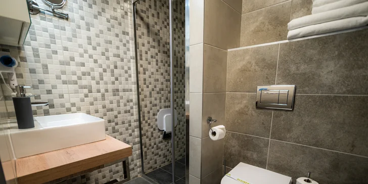 Samozrejmosťou je vlastná kúpeľňa so sprchovacím kútom, toaletou a hotelovým vybavením a tiež individuálne nastaviteľná klimatizácia.