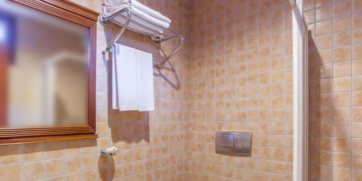 Pokoje jsou účelně a vkusně zařízené v barvách, které odrážejí okolní přírodu. 
