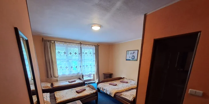 Nechybí připojení k Wi‑Fi, pohodlné postele, noční stolky s lampičkami a ve většina pokojů také balkon nebo terasa s posezením.
