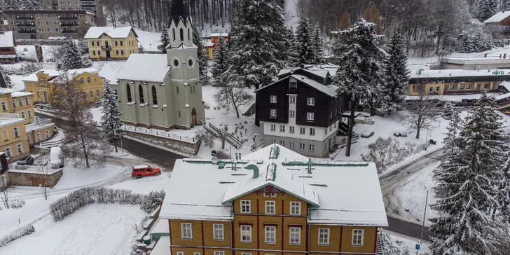 Budete to mať asi 300 metrov k aquacentru a 800 metrov k lanovke na Čiernu horu.