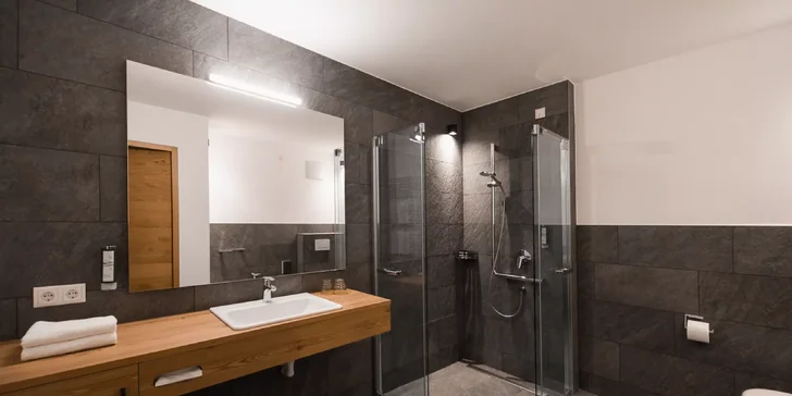 Všetky izby sú vybavené vlastnou kúpeľňou so sprchovacím kútom, WC aj bidetom.