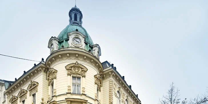 Restaurace sídlí v budově žižkovské radnice.
