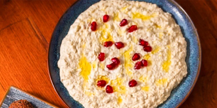 Díky otevřenému voucheru v hodnotě 300–1 000 Kč ochutnáte cokoliv z bohatého menu: od tahini dipů přes falafel až po sladké dobroty.

