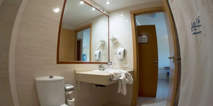 Samozřejmostí je také vlastní sociální zařízení (koupelna, WC, fén).
