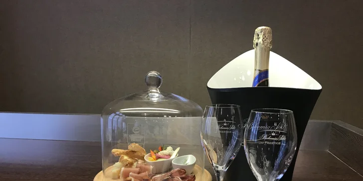 V ponuke je aj balíček s posedením v Bohemia Sekt Prestige Bare. Pri fľaši sektu a občerstvení sa príjemne porozprávate.