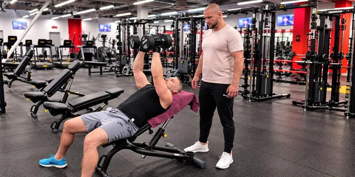 Tréning vedie osobný tréner a wellness kouč Matej Hlucháň s 27-ročnou praxou. Cvičenie prebieha v modernom prostredí fitness centra Form Factory Trenčín.