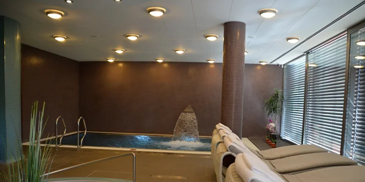 Po celou dobu pobytu máte neomezený vstup do malého relax centra s vířivou vanou a saunou. 