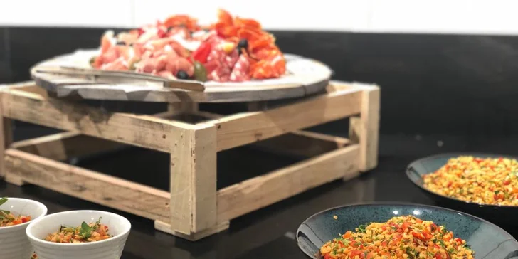 Dále budete mít kredit ve výši 1250 Kč/pobyt, který můžete využít jak v restauraci a baru, tak třeba na parkování nebo pozdější check-out. 