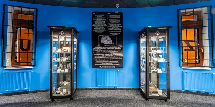 Ve vitrínách a uvidíte nejrůznější druhy meteoritů, ale také tektity, impaktní horniny a pseudometeority.