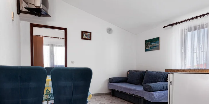 Apartmán nabídne plně vybavenou kuchyň, oddělnou ložnici s manželskou postelí, obývací pokoj s rozkládací pohovkou a televizí.