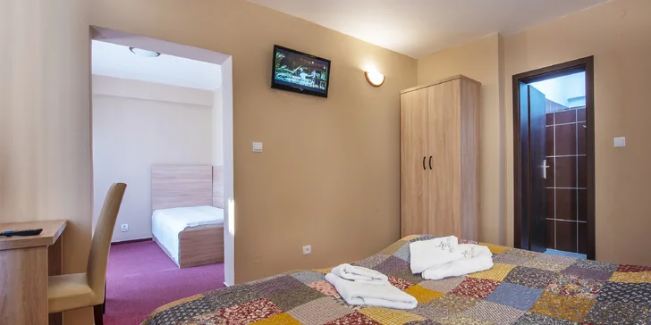 Stylovou restauraci doplňuje útulná kavárna s krbem.