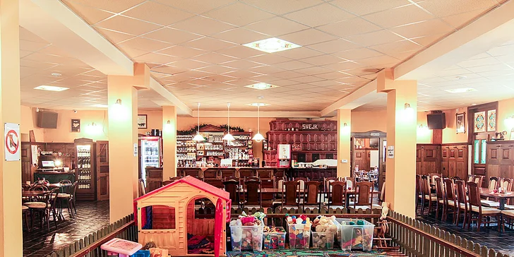 Uprostřed restaurace je parádní herna. Večerní posezení si tak užijete vy i vaše ratolesti.