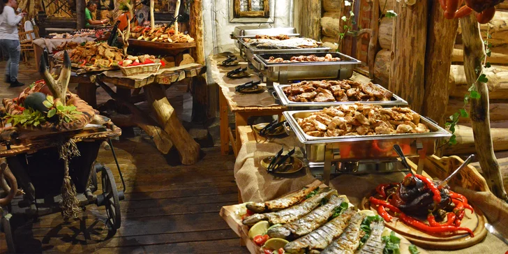 Těšte se na kuřecí a vepřové řízečky, vepřová žebra, hovězí guláš, bůček, uzené, pikantní křidélka, kuřecí paličky a spoustu dalších dobrot.