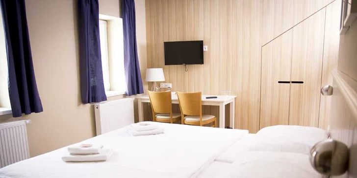 V pokoji najdete minibar, televizi, telefon s přímou volbou i připojení k internetu. (Na fotce je rodinný pokoj.)
