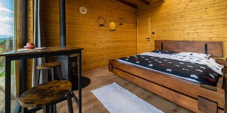 Z masívnej postele budete môcť cez strešné okno pozorovať hviezdnu noc