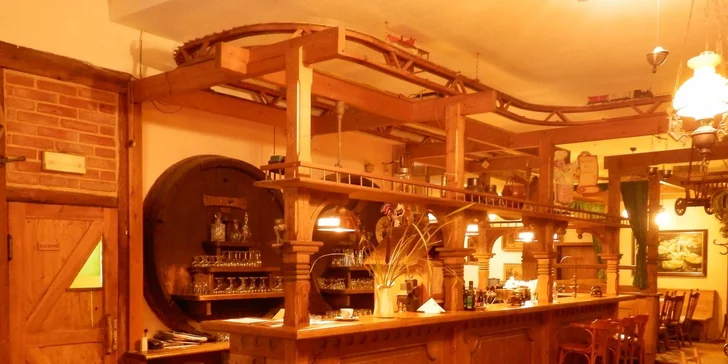 Dejte si točené pivo, nebo si vyberte z bohaté vinotéky. Nealko tu ale mají taky.