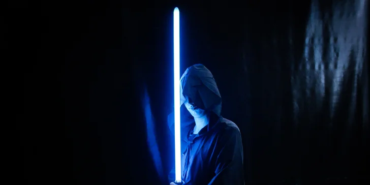 Případně se přenesete do galaxie a stanete se mocným rytířem Jedi či temným Sithem a ovládnete světelný meč (základy šermu).