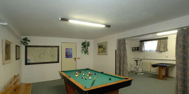 Ve společenské místnosti je také billiard. 