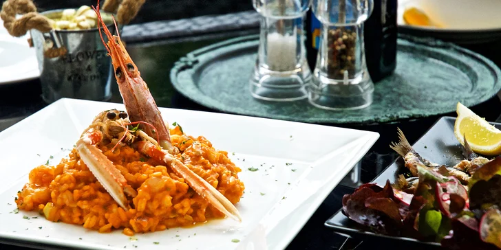 Hlavním chodem je krémové risotto s krevetami a humrem. Nádhera!