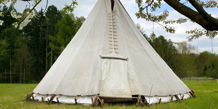 Bydlet budete v pravém indiánském teepee, kde je šest roštů s matracemi – je nutné mít vlastní karimatku a spacák. 