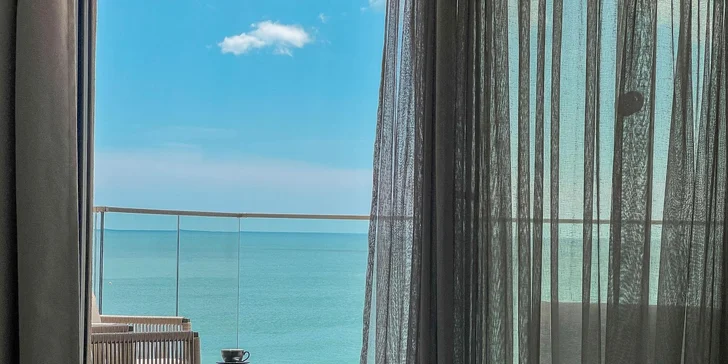 Pokoje mají prémiové vybavení, nechybí kávovary Nespresso, kosmetika světových značek a denně doplňovaný minibar.