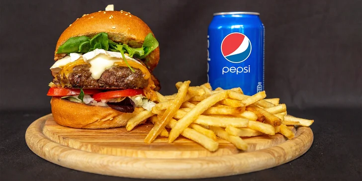 K burgeru dostanete i hranolky, dip dle výběru a na zapití Royal Crown Colu.