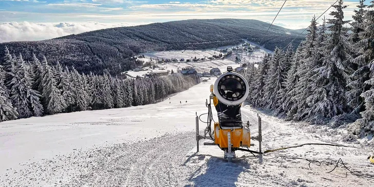 Skiareál je asi 10 minut jízdy autem od hotelu.