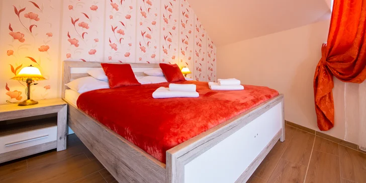 Interiér je ladený do hrejivých farieb, ktoré vám budú robiť spoločnosť počas celého pobytu. 