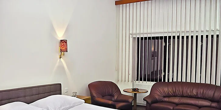 V pokoji nechybí ani minibar, trezor či rychlovarná konvice.