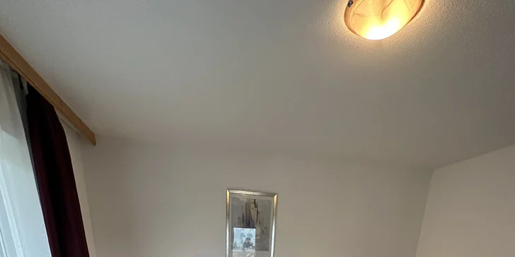 Samozrejmosťou všetkých izieb je kúpeľňa so sprchovacím kútom a WC.