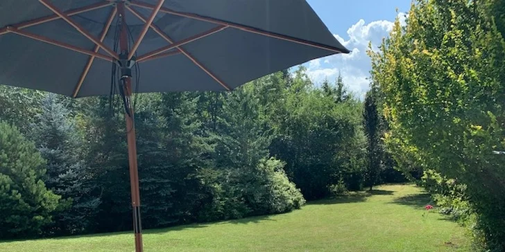 Dva apartmány mají vlastní vířivku. U apartmánu s krbem se nachází venku v zahradě (na fotce). 