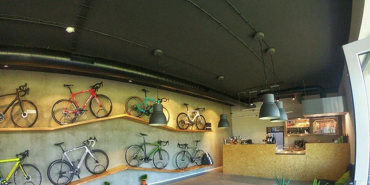 Bikeclinic Café je jedinečným spojením kavárny s bistrem a půjčovny i prodejny kol, stejně jako jejich servisu.