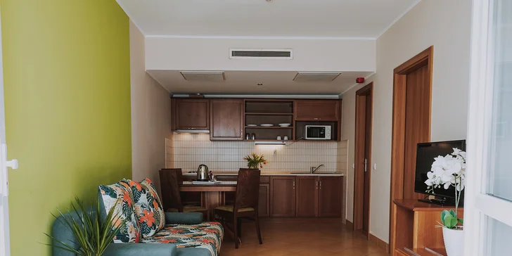 V apartmánech je i vybavená kuchyňka. 