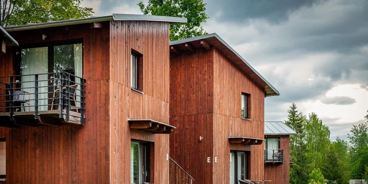 Jistě vás potěší venkovní posezení s terasou. Některé seníky mají balkon v prvním patře.