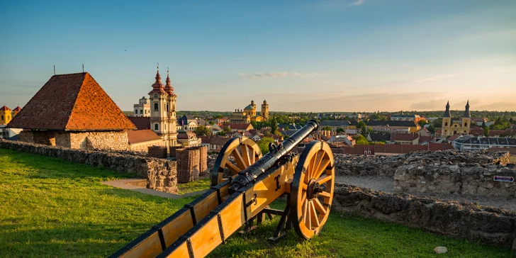 Hlavní dominanta města je Egerský hrad. Projděte se po hradbách, prohlédněte si expozice a pokochejte se výhledy.