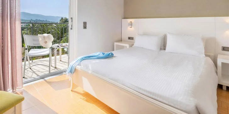 Celý resort prošel v nedávných letech výraznou modernizací, takže zapomeňte na zastaralé řecké penziony. 